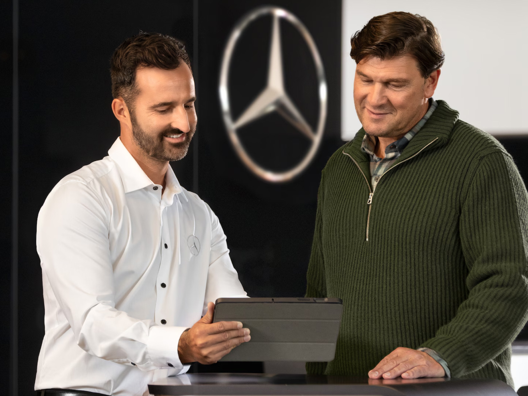 Asesor de Aguinaga Mercedes atendiendo a un cliente de empresa